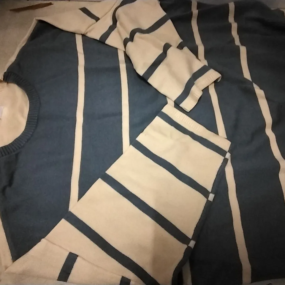 BOX CONTAINING WYNNE LAYERS BLUE  JUMPERS , SIZE 2XL, 5PCS AND 3 PCS ECRU JUMPER SIZE S 