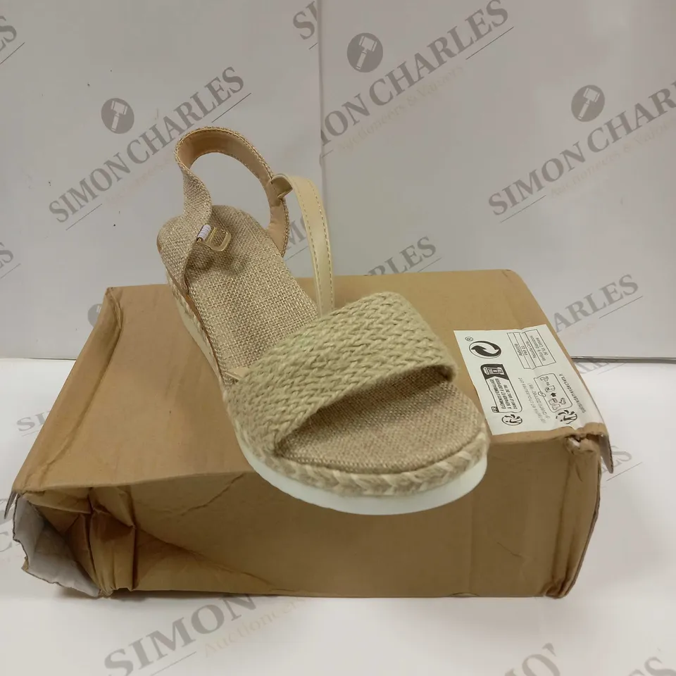 BOXED PAIR OF UNBRANDED WEDGE SANDALS UK SIZE 5,5 