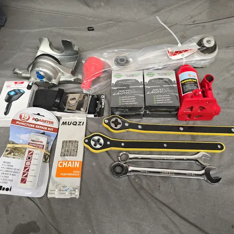 APPROXIMATELY 8 ASSORTED AUTO ITEMS TO INCLUDE FORD OIL FILM BRUSH, HYDRAULIC JACK, AND BIKE CHAIN ETC. - COLLECTION ONLY 