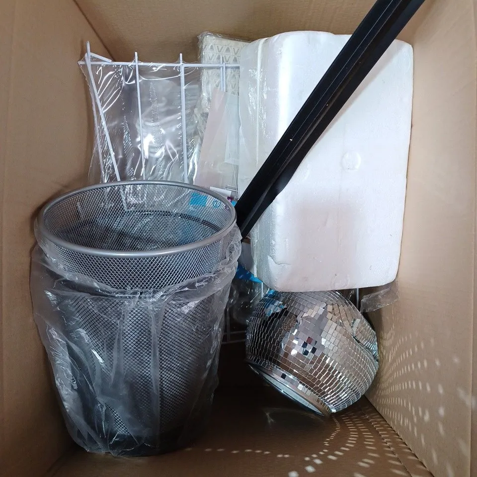 APPROXIMATELY 10 ASSORTED HOUSEHOLD PRODUCTS TO INCLUDE UTILITY AIRER, CLOTHES HANGERS, WASTE BINS ETC
