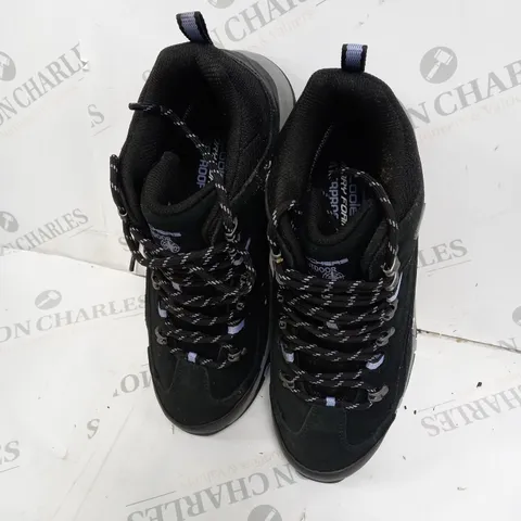 SKECHERS BLACK & GREY LACE-UP WALKING/HIKING BOOTS - UK SIZE 7