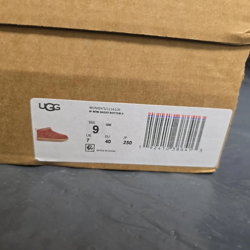 UGG WOMEN’S MINI BAILEY BUTTON II BOOTS – CHESTNUT, UK 7 (US 9, EU 40)