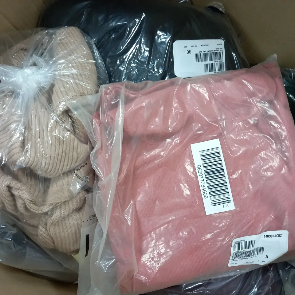 APPROXIMATELY 15 ASSORTED ITEMS OF WOMEN'S CLOTHING TO INCLUDE CUDDL DUDS OVERSIZED SHIRT SIZE MEDIUM, D&CO DENIM JACKET SIZE MEDIUM, MASAI DRESS SIZE L 