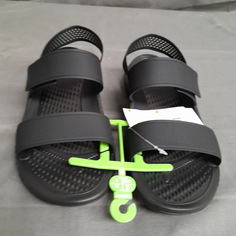 PAIR OF SANDALY CROCS LITE RIDE  360 SIZE 8