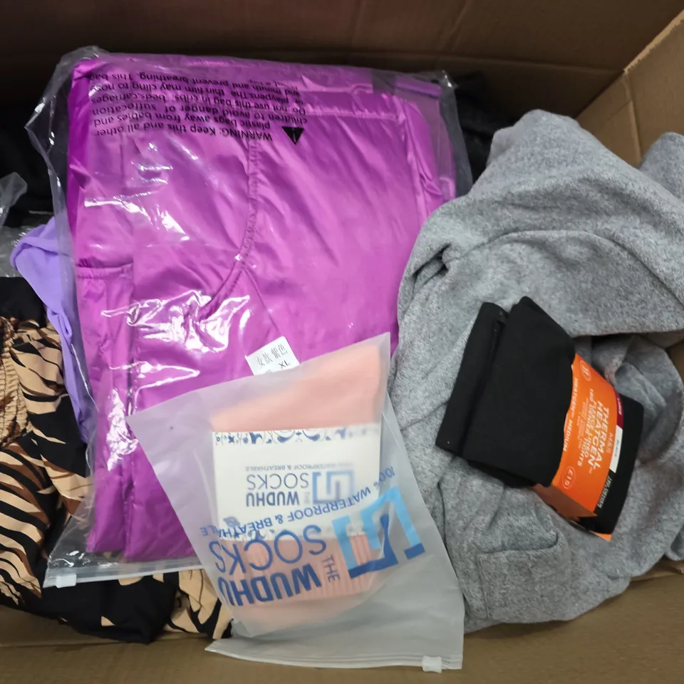 APPROXIMATELY 30 ASSORTED CLOTHING ITEMS IN VARIOUS SIZES, STYLES & COLOURS TO INCLUDE BRANDS SUCH AS M&S, TOPSHOP, F&F, ETC - COLLECTION ONLY