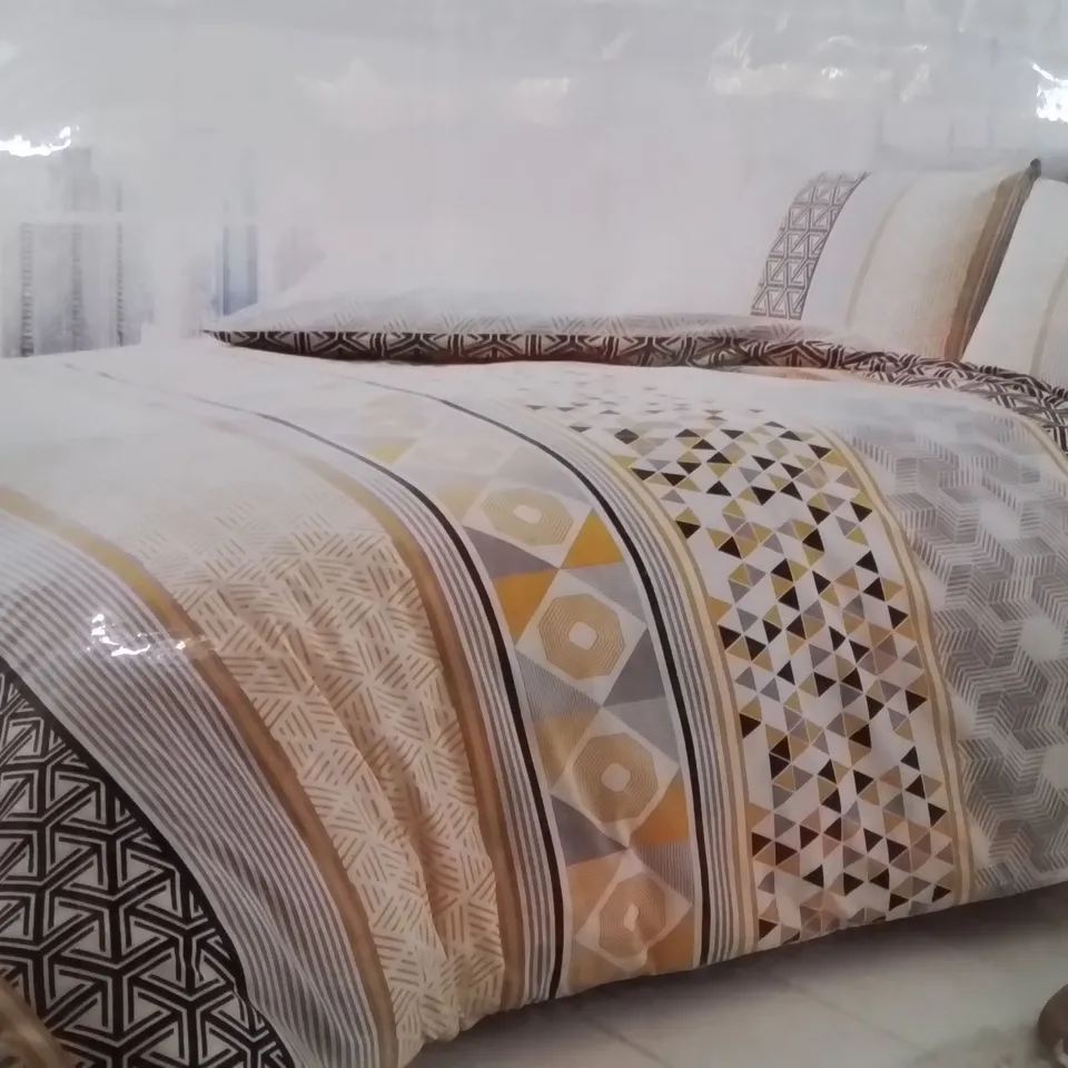 BRAND NEW HELSBY DESIGN KINGSIZE DUVET COVER SET 