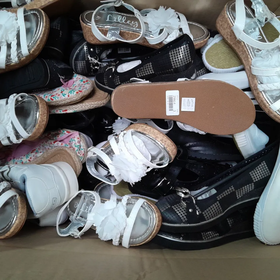BOX OF APPROX 30 ASSORTED KIDS SHOES IN VARIOUS SIZES & COLOURS 