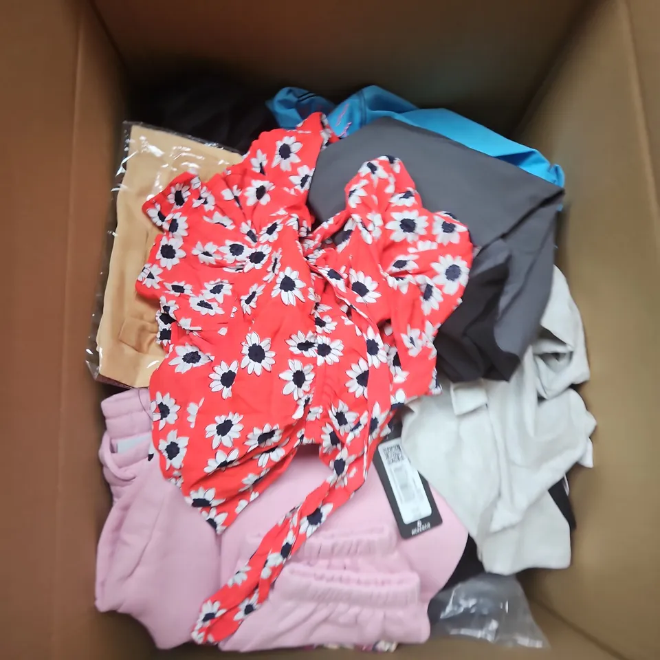 APPROXIMATELY 20 ASSORTED CLOTHING ITEMS IN VARIOUS SIZES, STYLES AND COLOURS