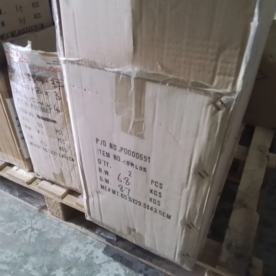 PALLET CONTAINING 11 MULTIPACK BOXES OF ASSORTED LIGHTING ITEMS TO INCLUDE 3-LAMP CEILING LIGHT, DOWNLIGHT AND SPOTLIGHTS