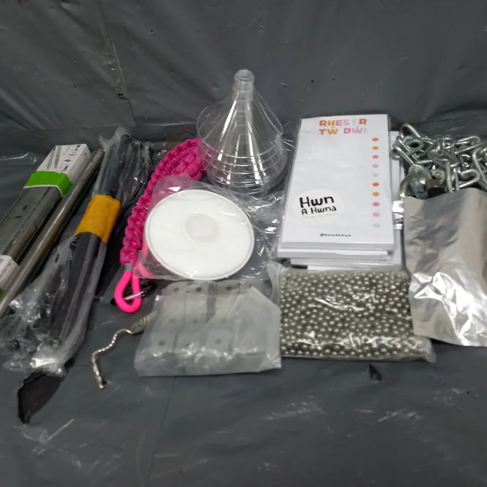 BOX OF ASSORTED HOUSEHOLD ITEMS 