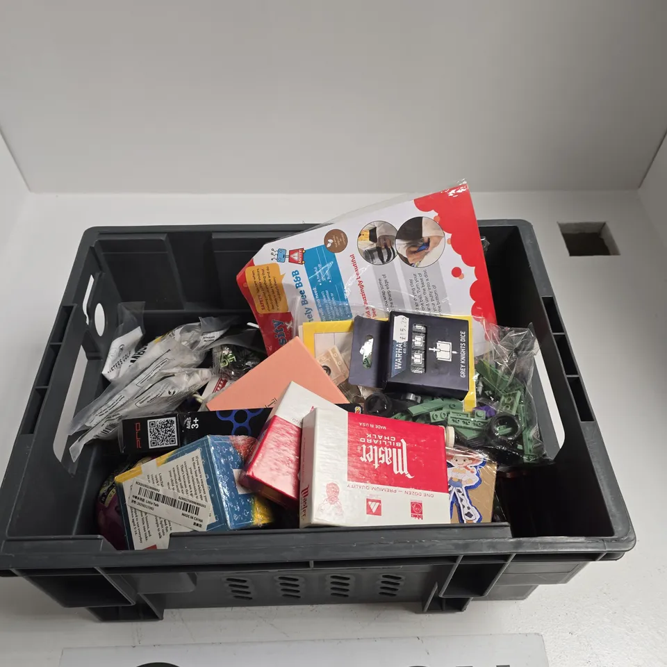 TOTE OF APPROXIMATELY 15 ASSORTED ITEMS INCLUDING MASTER BILLIARD CHALK, WARHAMMER GREY KNIGHTS DICE AND LITTLE TALK GAME
