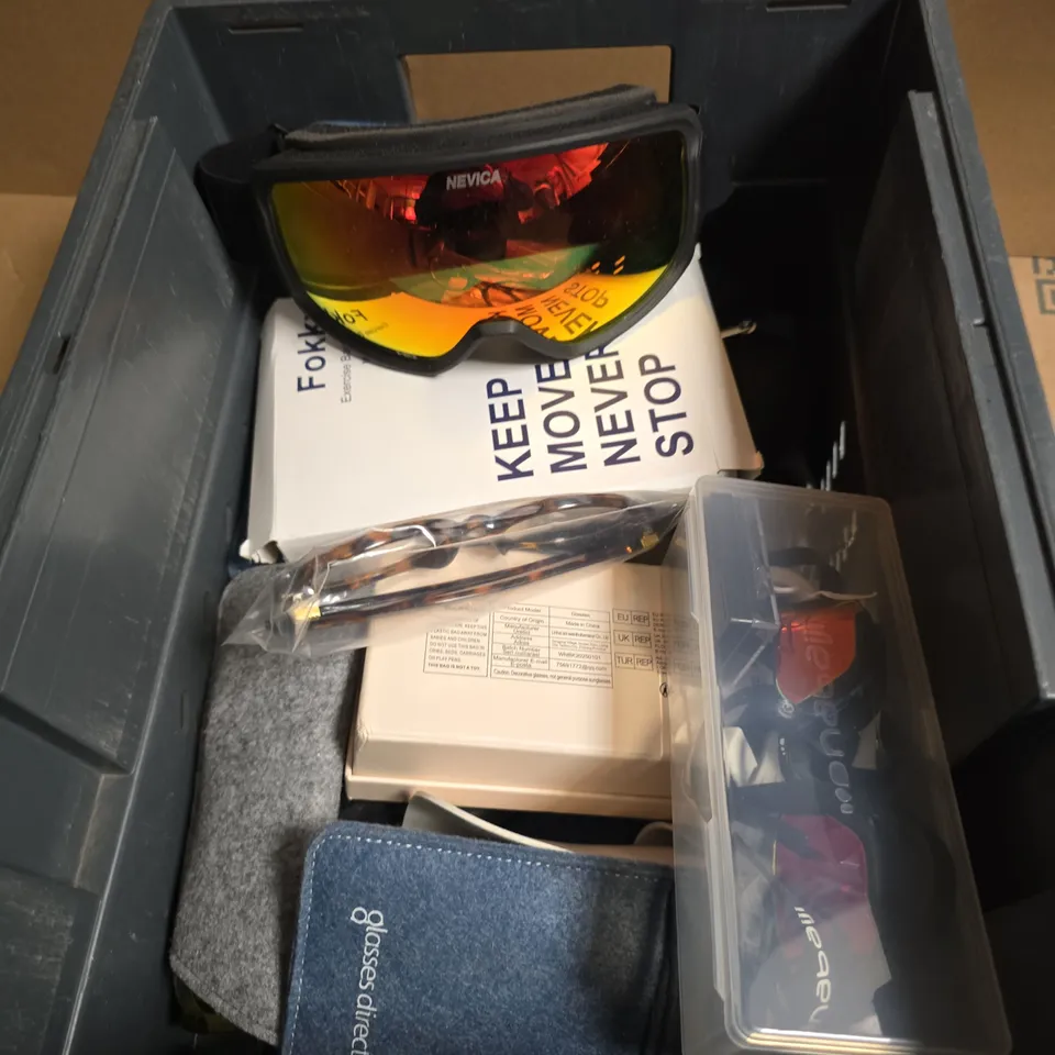 APPROXIMATELY 12 ASSORTED GLASSES/SUNGLASSES IN VARIOUS DESIGNS 