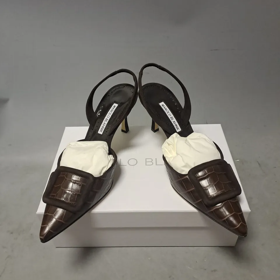 BOXED PAIR OF MANOLO BLAHNIK POINTED TOE BUCKLE DETAIL HEELS IN BROWN SIZE 7