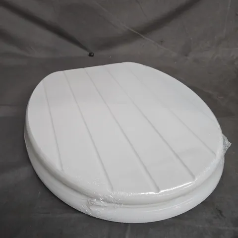 BOXED ANGEL SHIELD WOODEN TOILET SEAT IN WHITE 