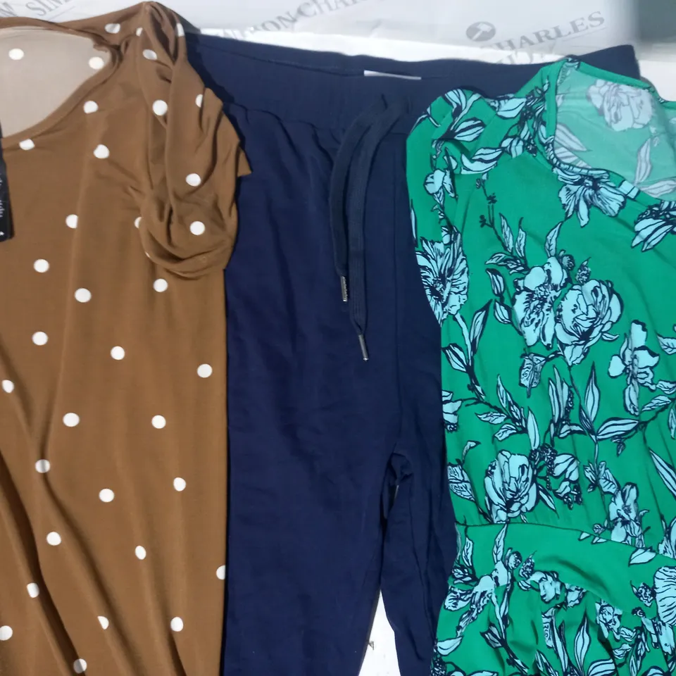 BOX OF APPROXIMATELY 10 ASSORTED CLOTHING ITEMS IN VARIOUS STYLES AND SIZES TO INCLUDE KIM & CO, FRANK USHER, ETC