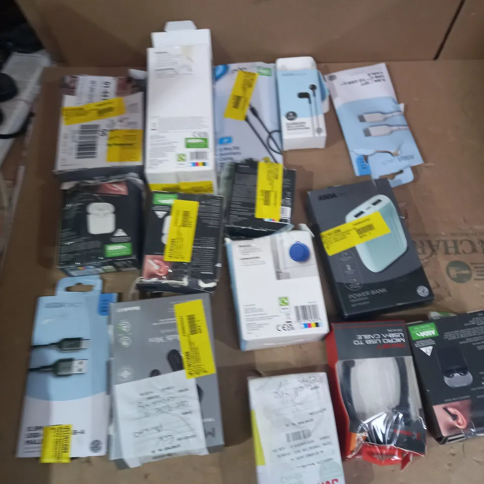 LOT OF APPROX 15 ASSORTED TECH ITEMS TO INCLUDE CHARGING CABLES, BLUETOOTH SPEAKER, EARPHONES ETC