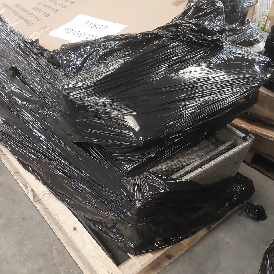 PALLET CONTAINING A LARGE ASSORTMENT OF GARDEN FURNITURE PARTS