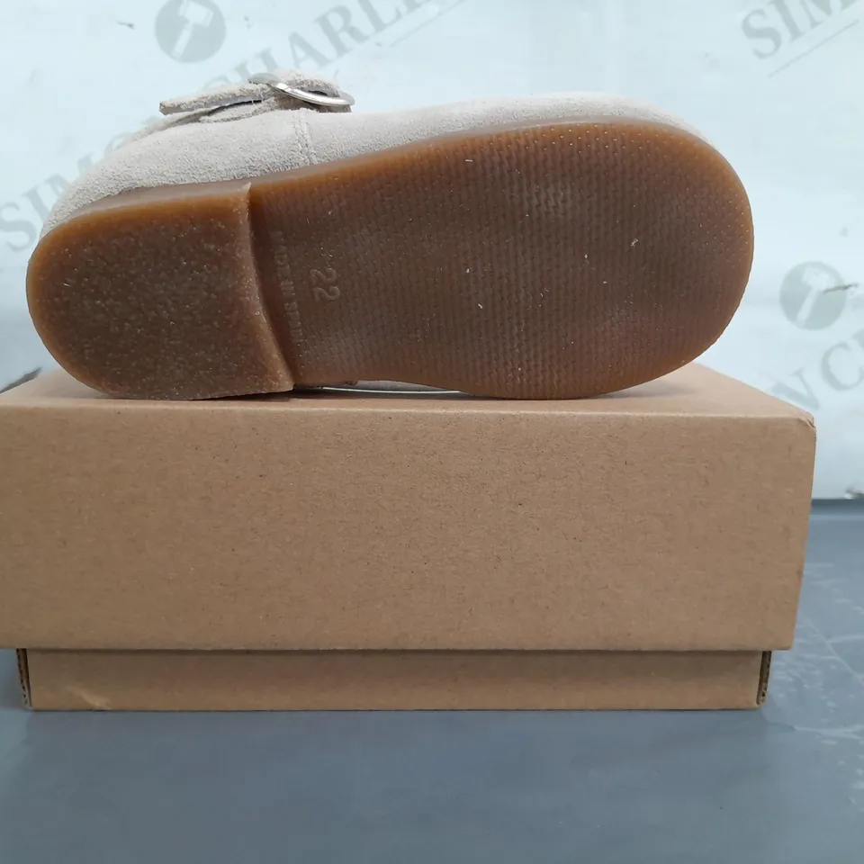 BOXED PAIR OF PEPA LONDON KIDS SHOES IN BEIGE EU SIZE 22