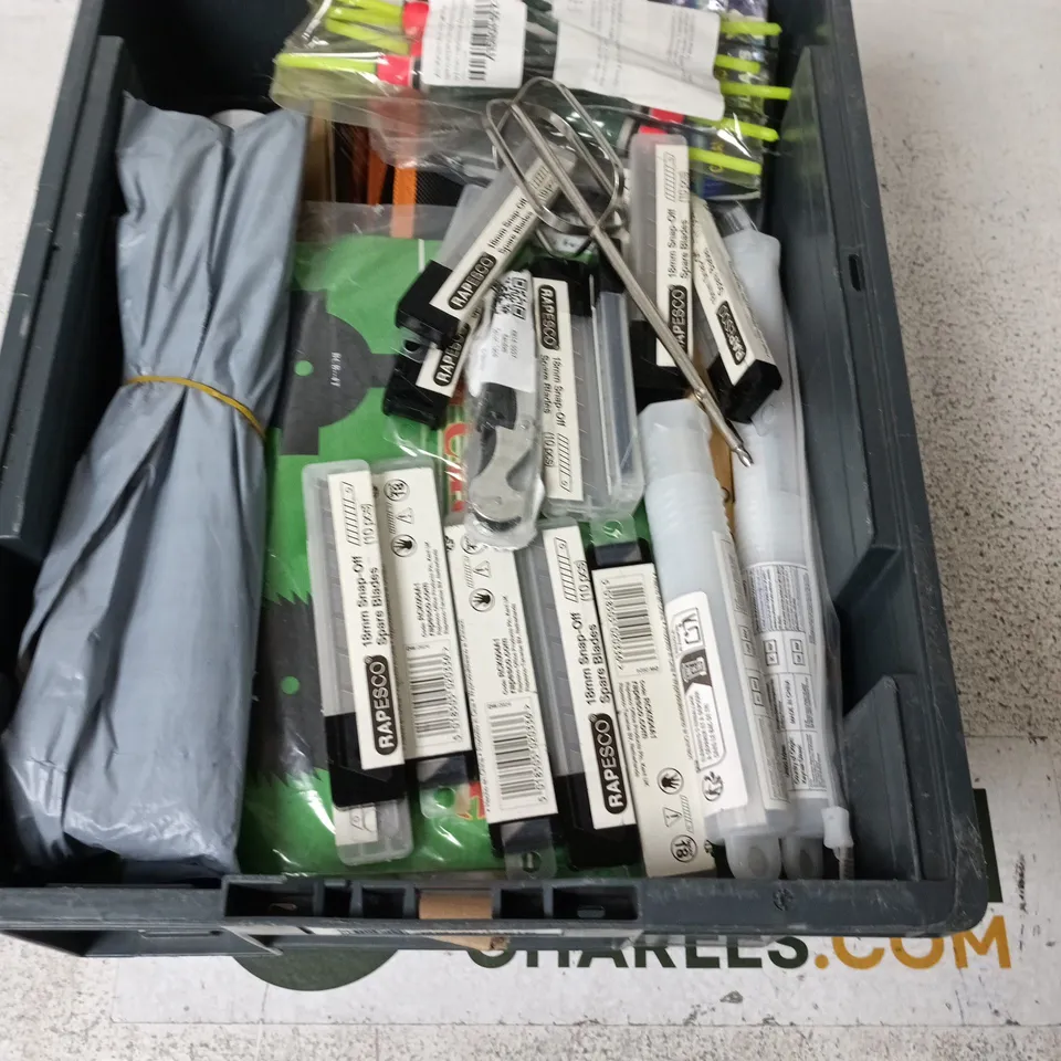 BOX CONTAINING A MIX OF APPROXIMATELY 20 ASSORTED HOUSEHOLD ITEMS INCLUDING SPARE BLADES, PUMPKIN CARVING KIT, KITCHEN UTENSILS ETC. 