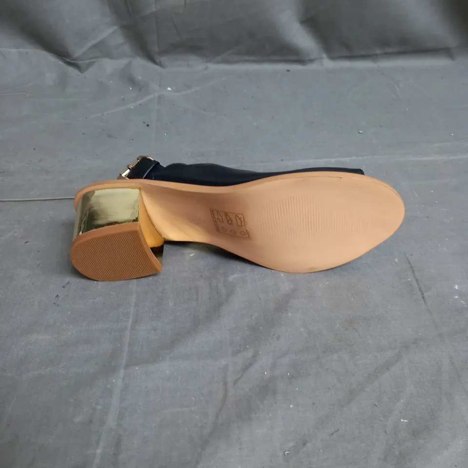 BOX OF APPROX 12 PAIRS OF KELSI OPEN TOE BLOCK HEEL SHOE IN BLACK/GOLD - VARIOUS SIZES