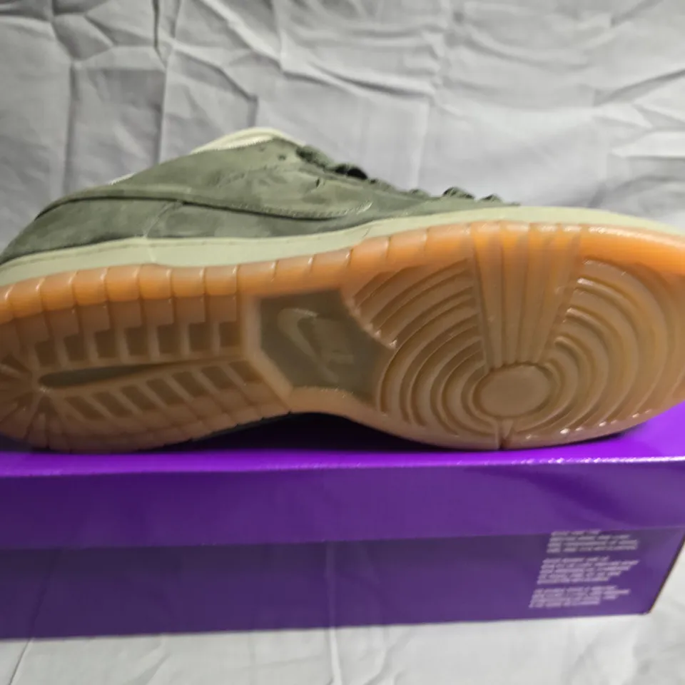 BOXED PAIR OF NIKE SB DUNK LOW PRO TRAINERS - UK SIZE12