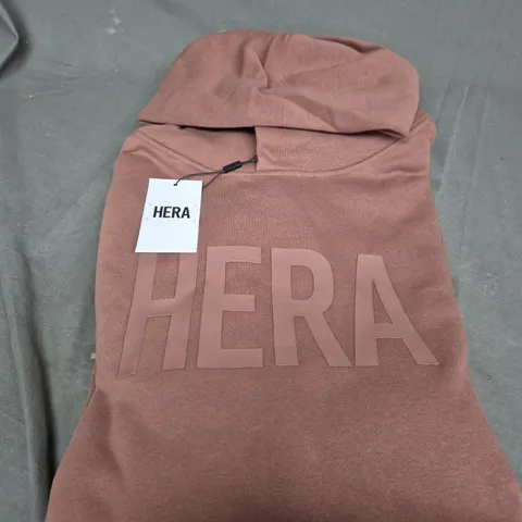 HERA MENS LABEL HOODIE IN ACORN BROWN - LARGE