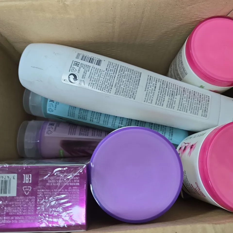 APPROXIMATELY 12 ASSORTED MATRIX BIOLAGE PRODUCTS TO INCLUDE VOLUMEBLOOM SHAMPOO, HYDRA SOURCE MASK, FULL DENSITY, ETC - COLLECTION ONLY