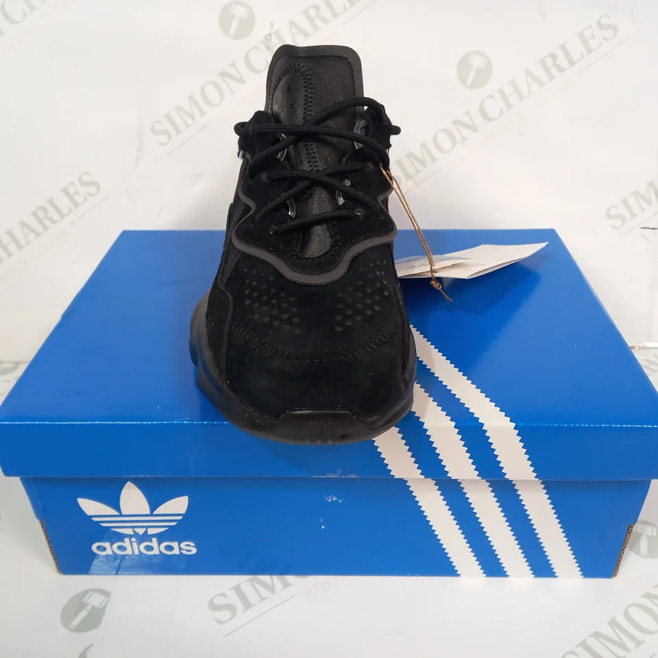 BOXED PAIR OF ADIDAS OZWEEGO C SHOES IN BLACK UK SIZE 2