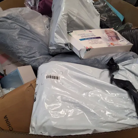 PALLET CONTAINING A LARGE QUANTITY OF PILLOWS