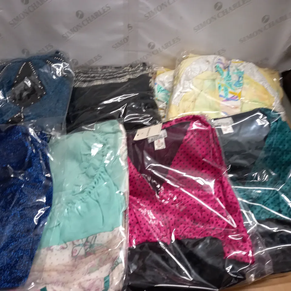 LOT OF APPROXIMATELY 21 ASSORTED BAGGED CLOTHING ITEMS - SIZE UNSPECIFIED