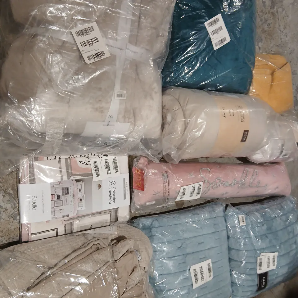APPROXIMATELY 30 ITEMS OF ASSORTED TEXTILES TO INCLUDE; BEDDING, CURTAINS, TOWELS AND CUSHIONS BY BRANDS SUCH AS CATHERINE LANSFIELD AND BIANCA