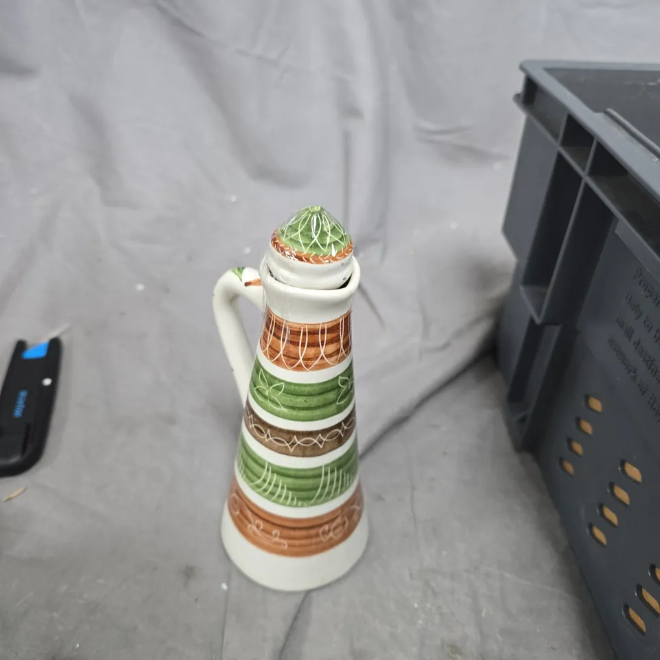 TOTE OF APPROXIMATELY 6 ASSORTED GLASS/CERAMIC ITEMS TO INCLUDE OIL JUG AND DOG JUG