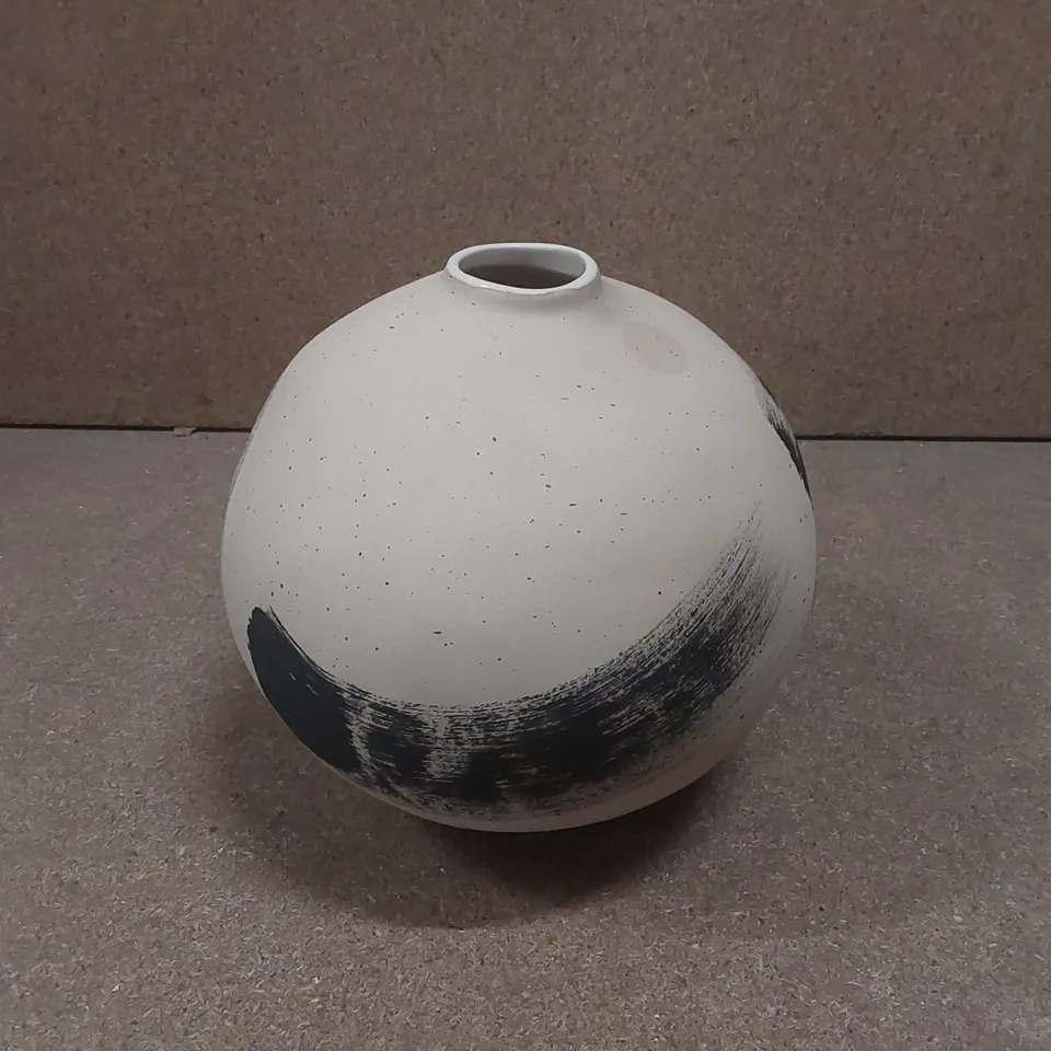 EDITED LIFE BRUSHED STROKE VASE 21CM