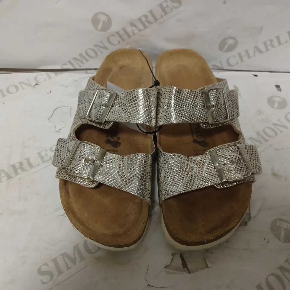 BOXED PAIR OF BONOVA SNAKE DOUBLE STRAP FOOTBED SANDALS IN SILVER EFFECT SNAKE SKIN PATTERN UK SIZE 5