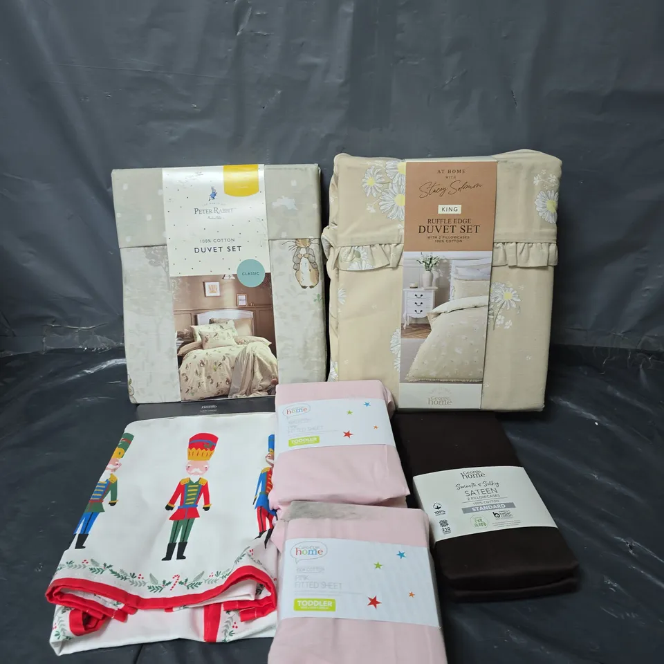APPROXIMATELY 15 ASSORTED HOMEWARE ITEMS TO INCLUDE PETER RABBIT DUVET SET, PINK TODDLER FITTED SHEET, TABLE RUNNER, ETC