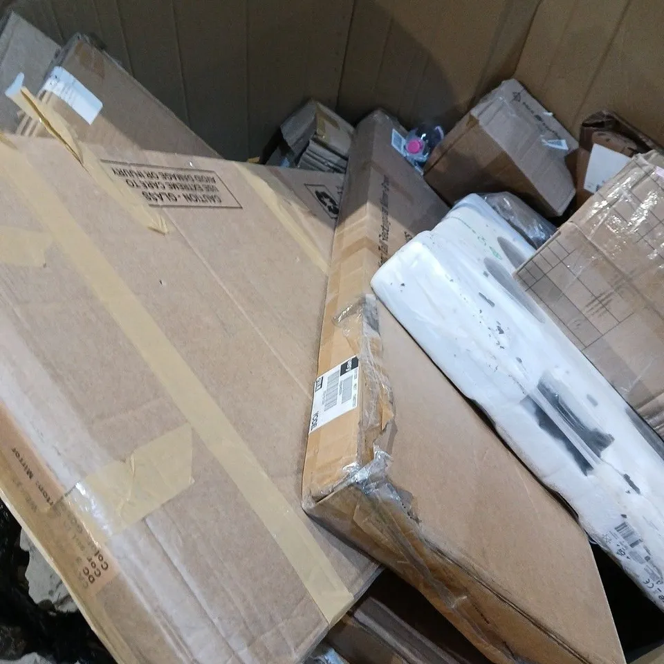 PALLET OF APPROXIMATELY 20 ASSORTED DAMAGED ITEMS TO INCLUDE MIRRORS, HISENSE HOB, DINNER SET, ETC - COLLECTION ONLY