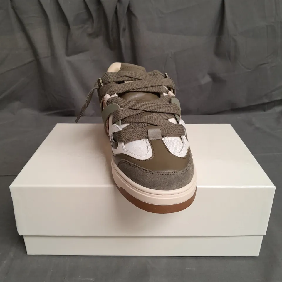 BOXED PAIR OF REPRESENT BULLY SNEAKERS SIZE 10.5 