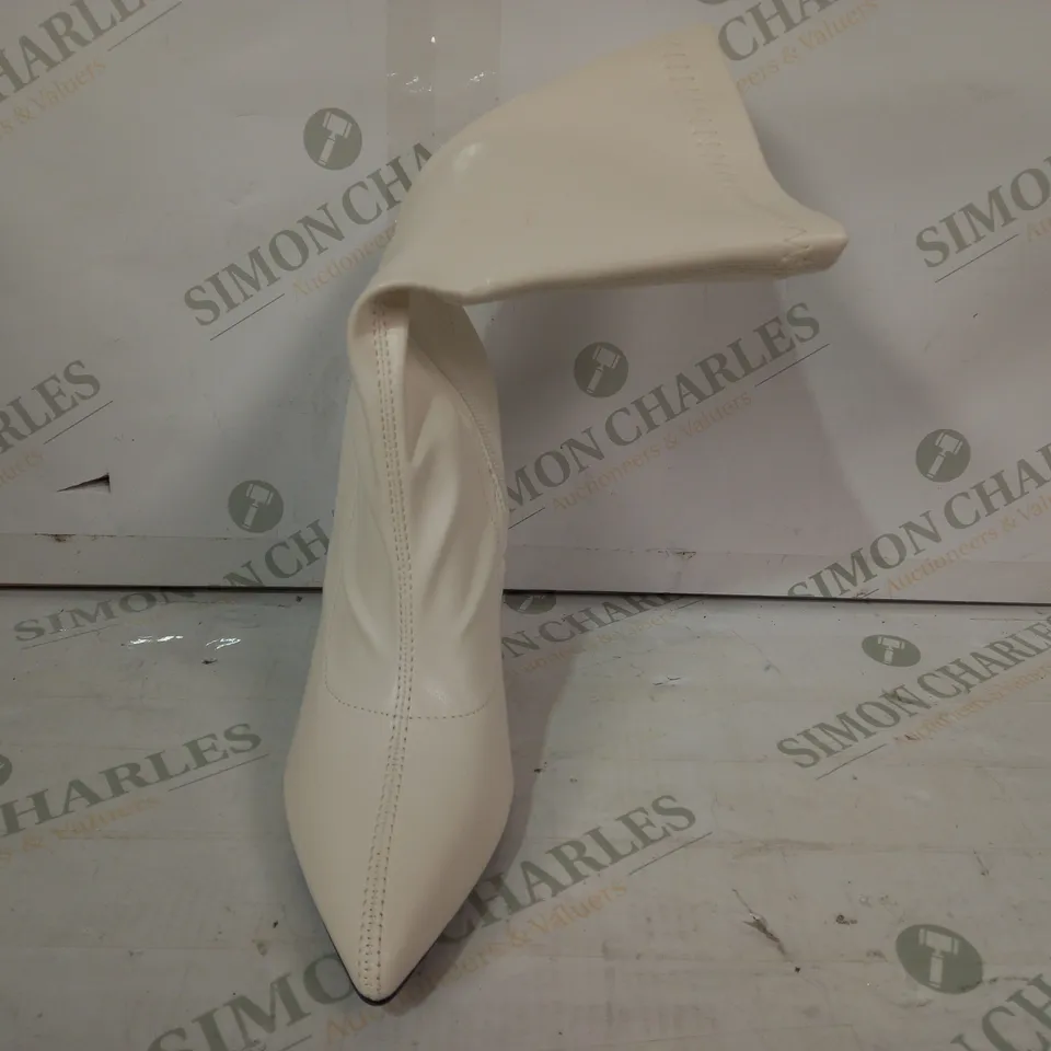 PAIR OF DESIGNER BLOCK HEEL BOOTS IN WHITE EU SIZE 38