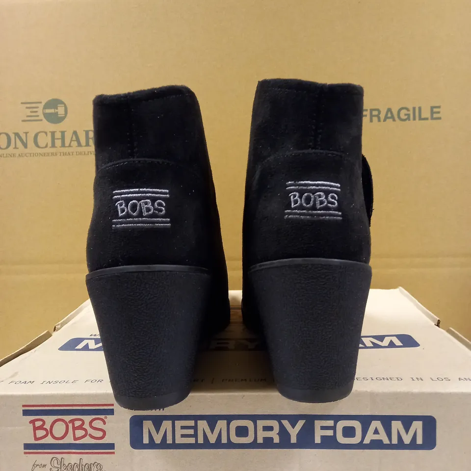 PAIR OF BOB'S SKECHERS TUMBLE WEED BOOTS BLACK - SIZE 7