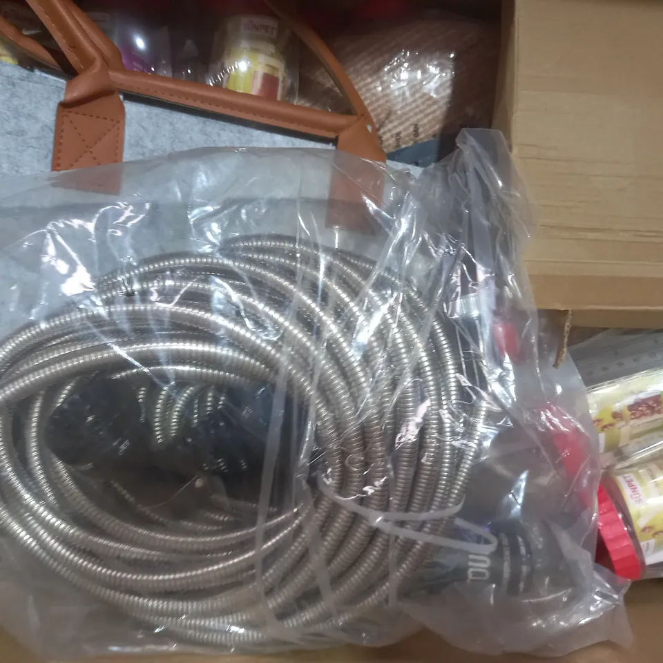 BOX OF APPROXIMATELY 15 ASSORTED HOUSEHOLD ITEMS TO INCLUDE SUNPET STORAGE CONTAINERS, DISNEY MICKEY MOUSE DOG LEAD & COLLAR, ETC