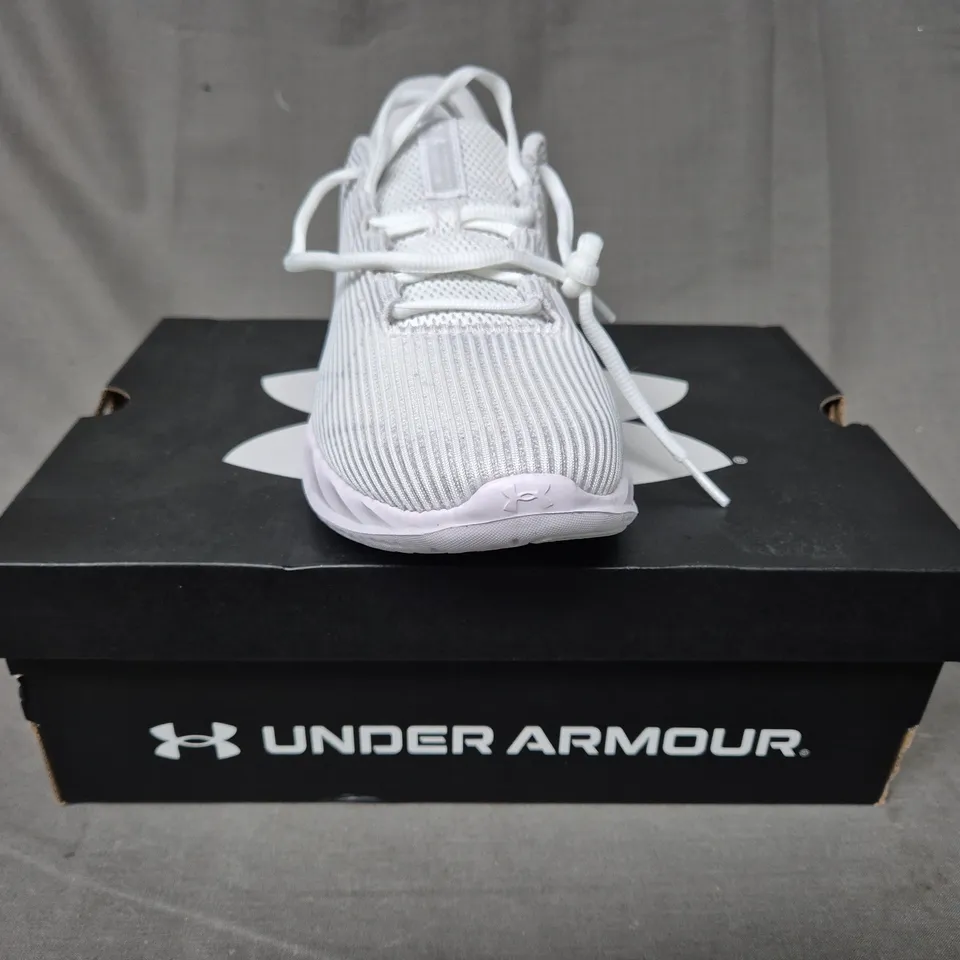 BOXED PAIR OF UNDER ARMOUR CHARGED SPEED SWIFT SHOES IN WHITE UK SIZE 4