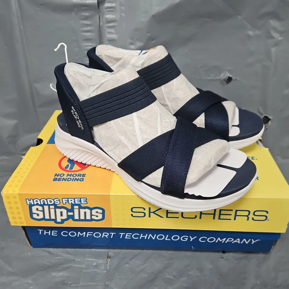 BOXED SKECHERS OPEN TOE FLEX SANDALS IN NAVY - SIZE 5