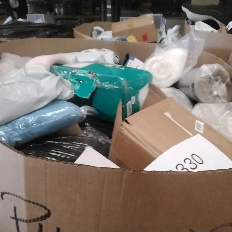 PALLET CONTAINING A LARGE QUANTITY OF PILLOWS