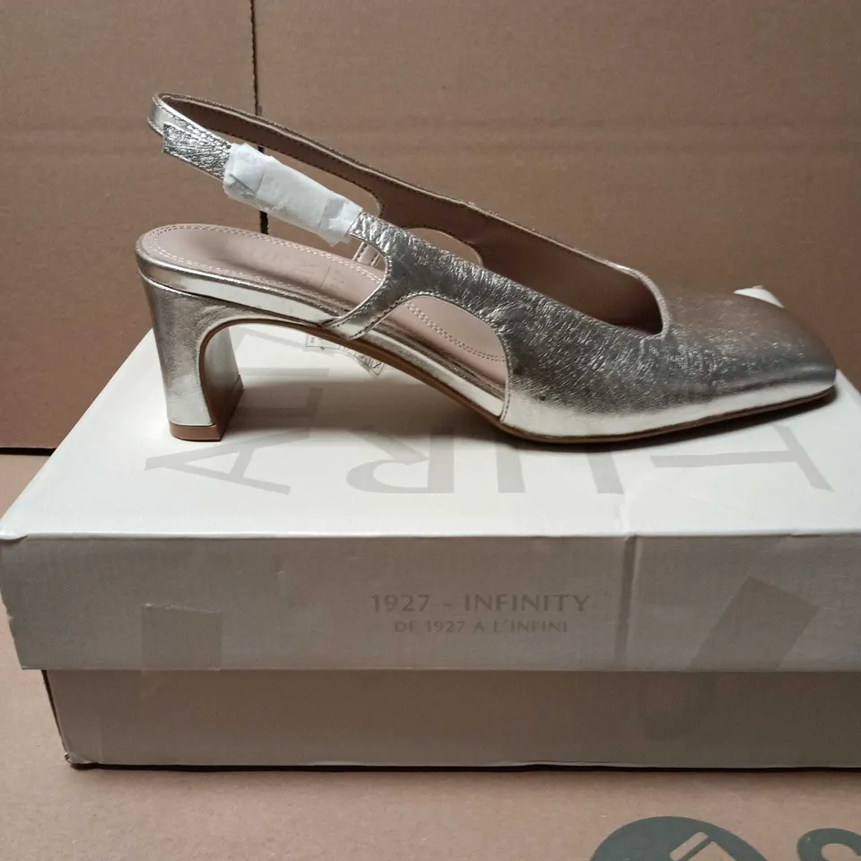 NATURALIZER SILVER SAND METALLIC SLINGBACK HEELS – WOMEN'S, SQUARE TOE, BLOCK HEEL SIZE 4.5