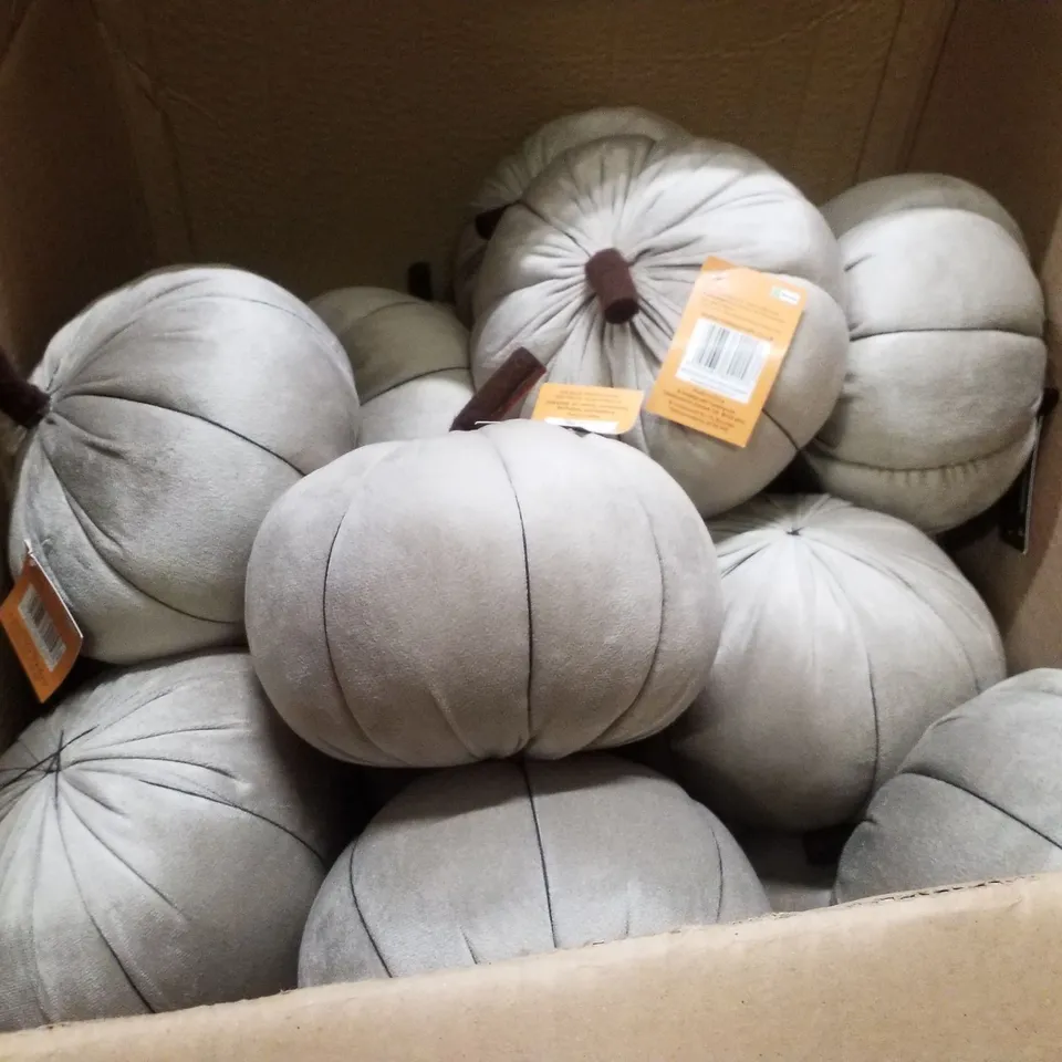 PALLET CONTAINING LARGE QUANTITY OF ASSORTED HALLOWEEN PLUSH PUMPKINS