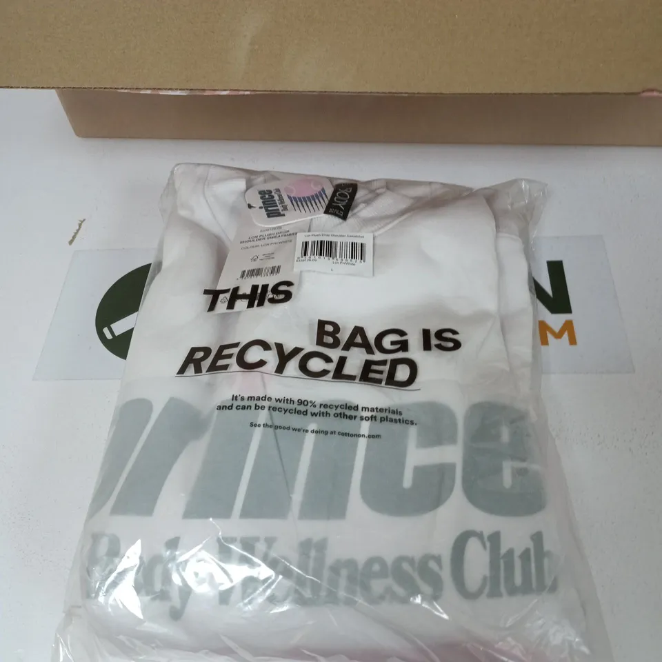 BOX OF APPROXIMATELY 15 ASSORTED CLOTHING ITEMS TO INCLUDE: PRINCE JUMPER 