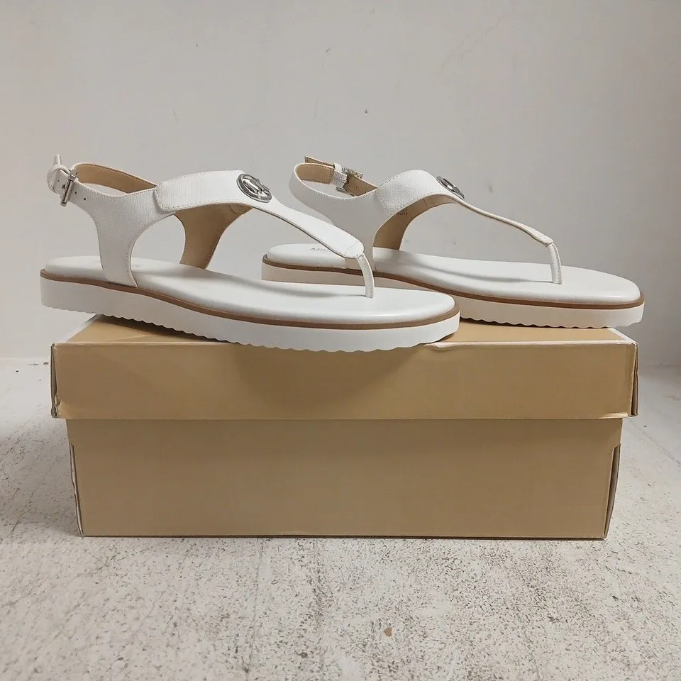 BOXED PAIR OF MOCHAEL KORS TOE-POST FLAT SANDALS IN WHITE SIZE 8