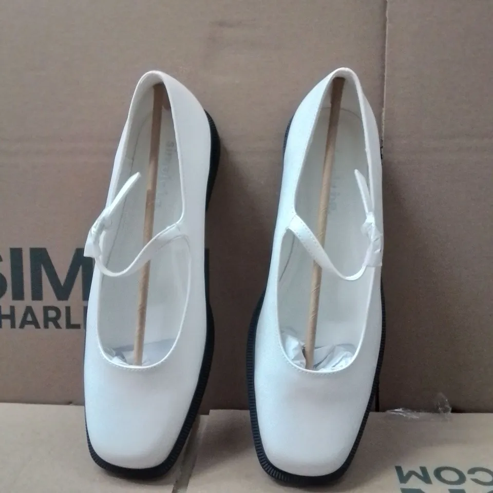 BOXED BRAND NEW APPROXIMATELY 9 SIMPLY BE BROOK EX WIDE SHOES SIZE 7