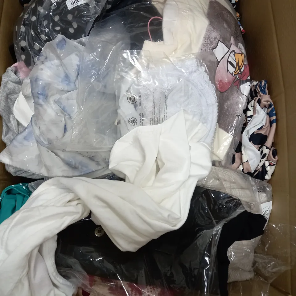 BOX OF APPROXIMATELY 25 ASSORTED CLOTHING ITEMS TO INCUDE - TROUSERS , JUMPER , T-SHIRT ETC