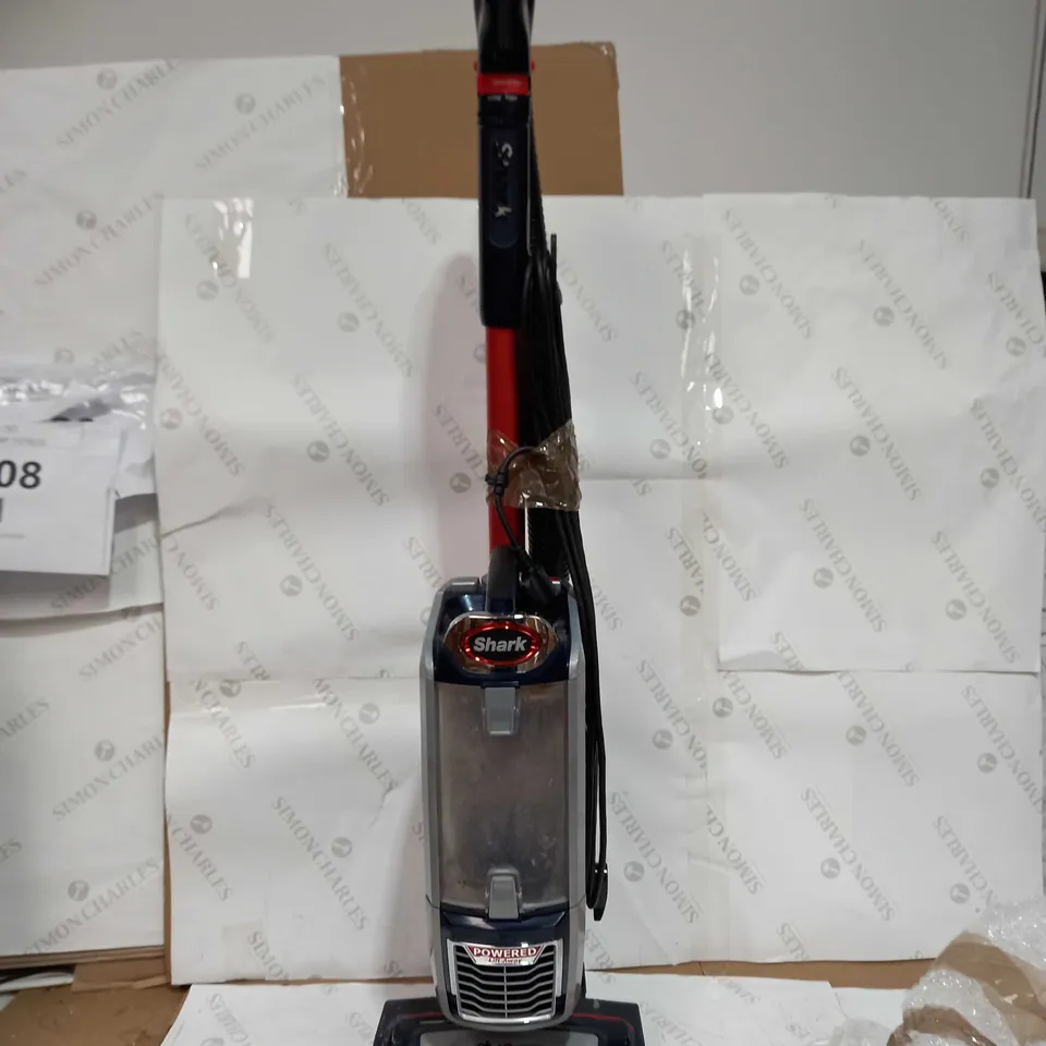 SHARK UPRIGHT VACUUM CLEANER - LIFT AWAY